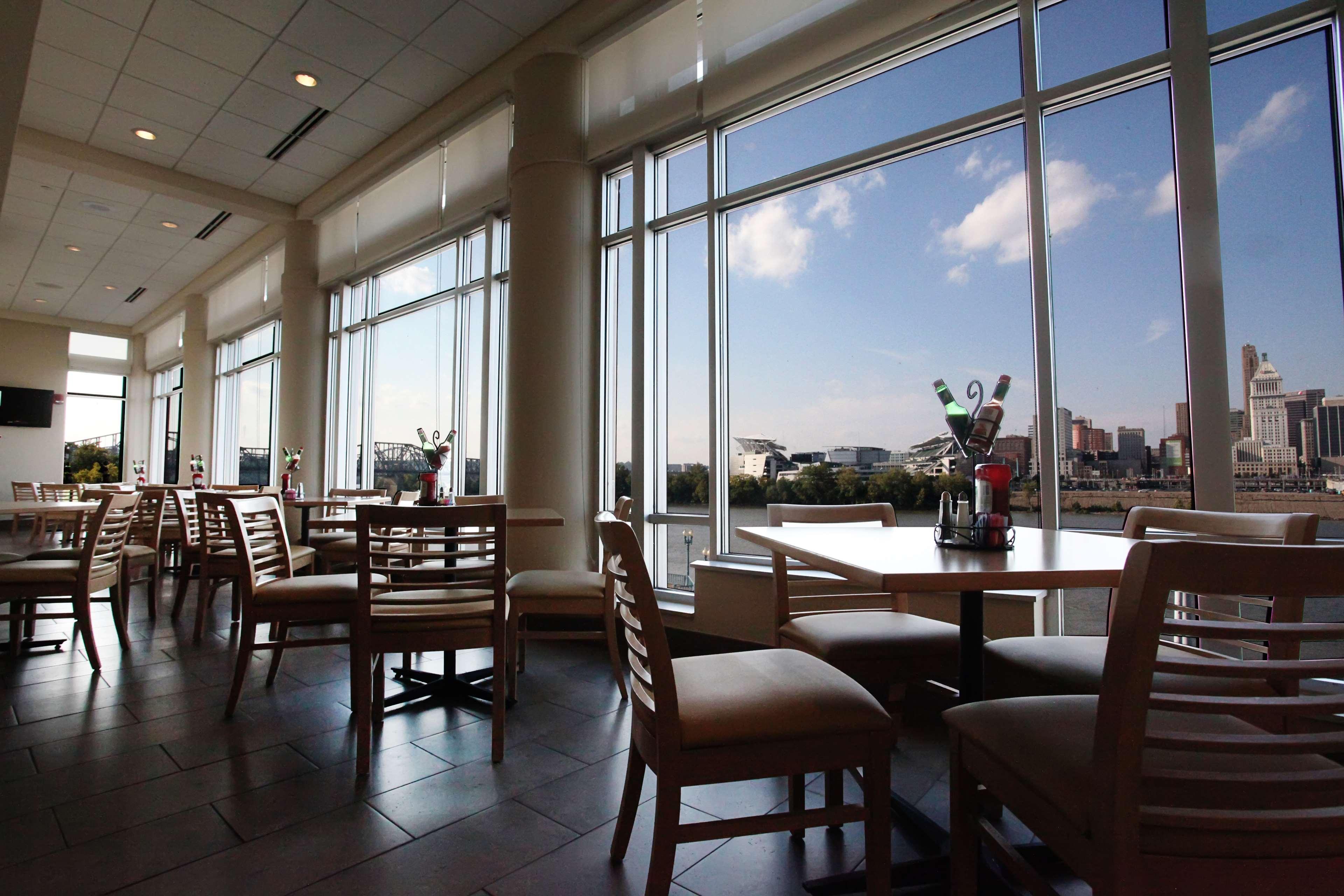 Embassy Suites Cincinnati - Rivercenter Covington Restaurant foto